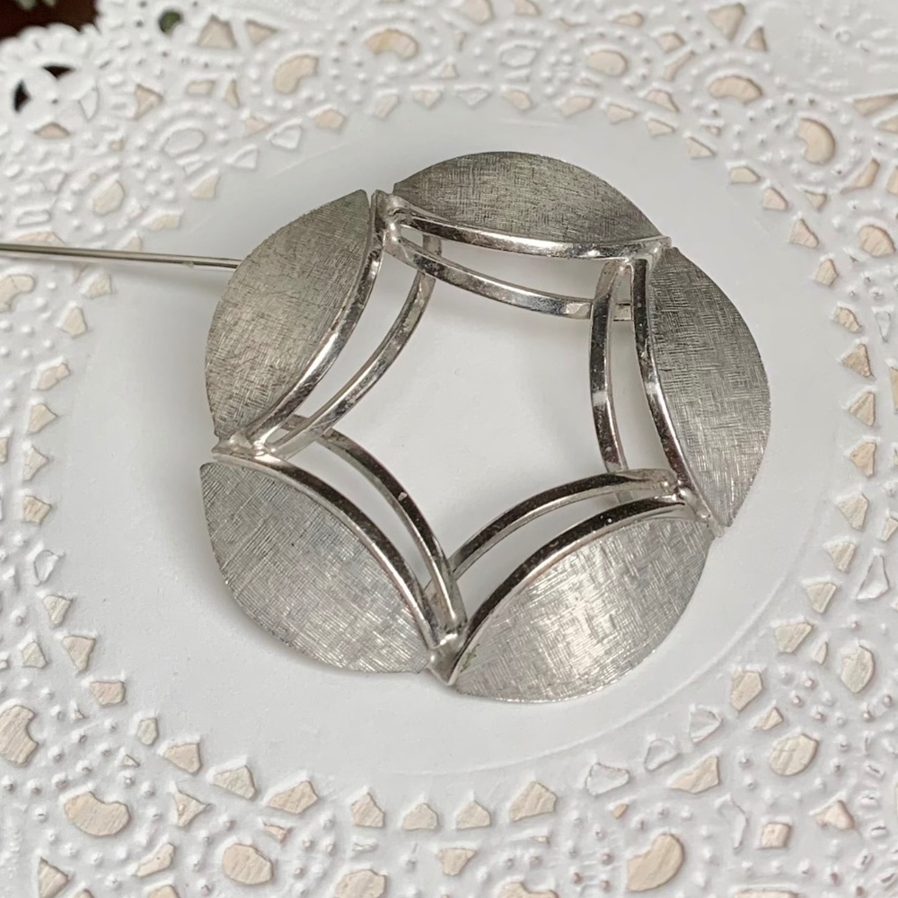 Vintage Carl-Art 925 Sterling Silver, Brushed Silver Circle Wreath Brooch